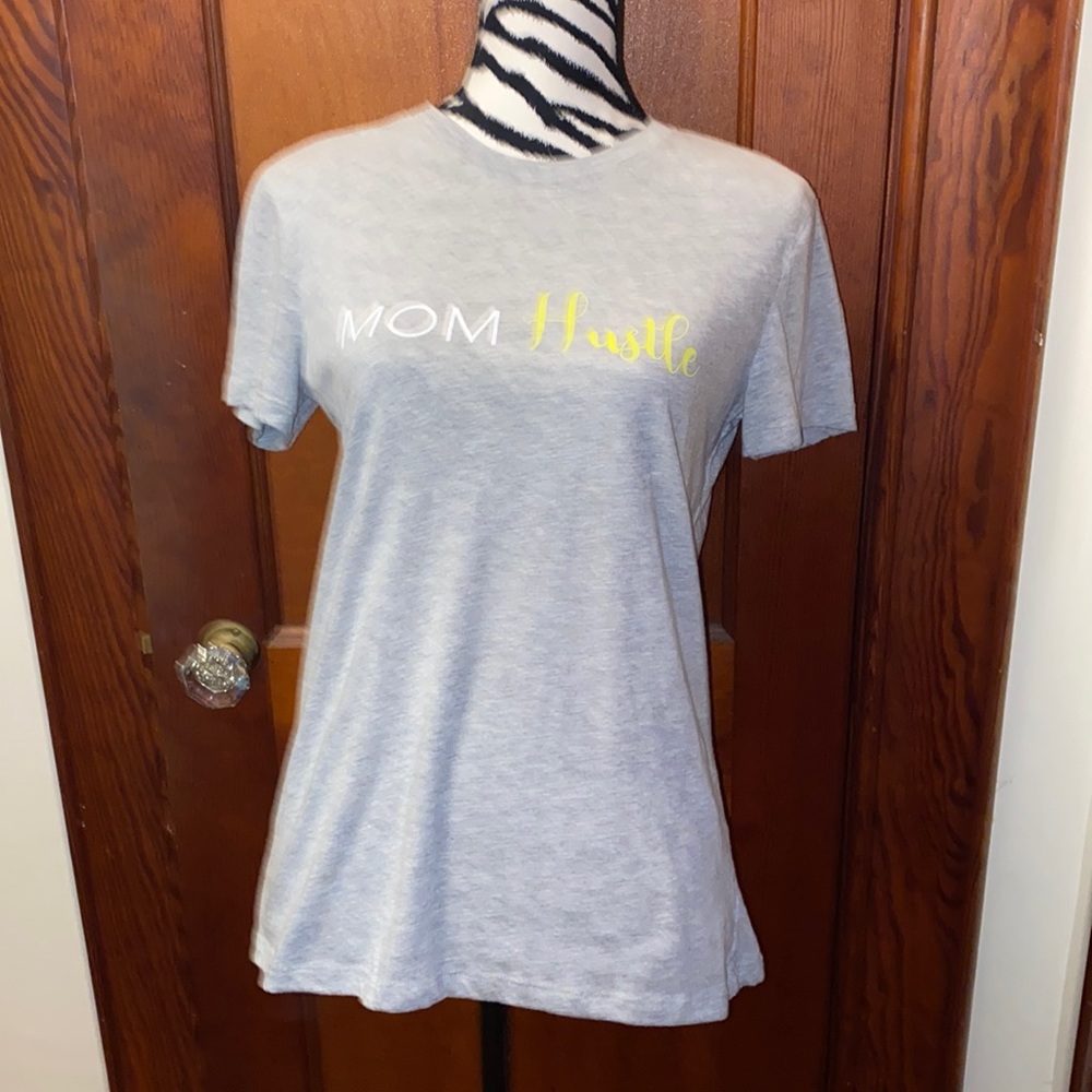 “Mom Hustle” Gray short sleeve T-shirt size medium